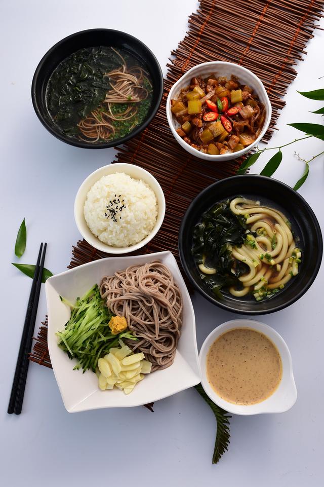 美食推荐:尖椒回锅肉、红烧猪蹄、蒜香猪肉马铃薯的做法-IM电竞(图2) IM电竞